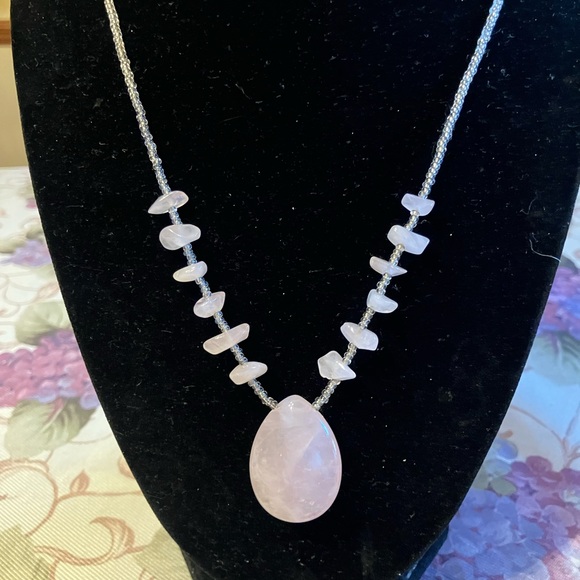 ROSE QUARTZ LARGE PENDANT AND SMALLER CHIPS ON THE SIDES MATCHING BRACELET - Picture 9 of 12